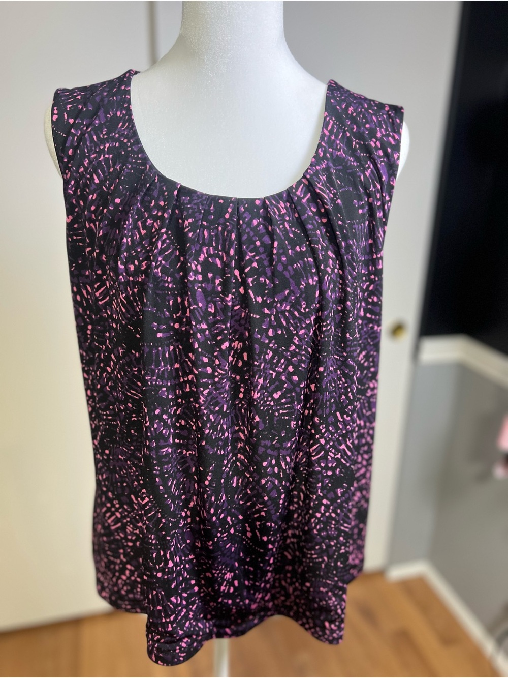 Jones Studio Black Tank Top with Pink Abstract Print